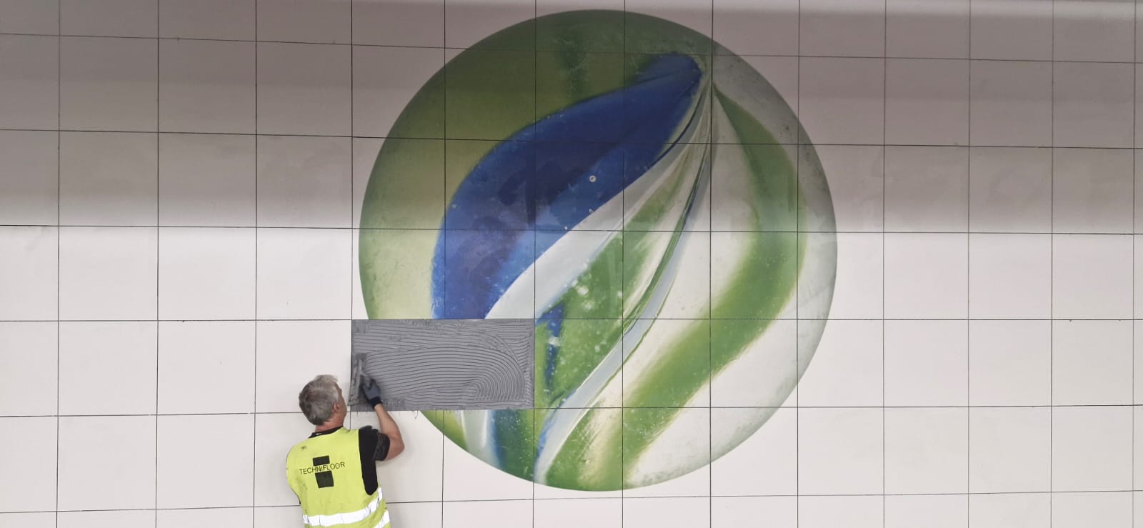 Technifloor plaatst bedrukte wandtegels voor een kunstwerk in metrostation Osseghem.